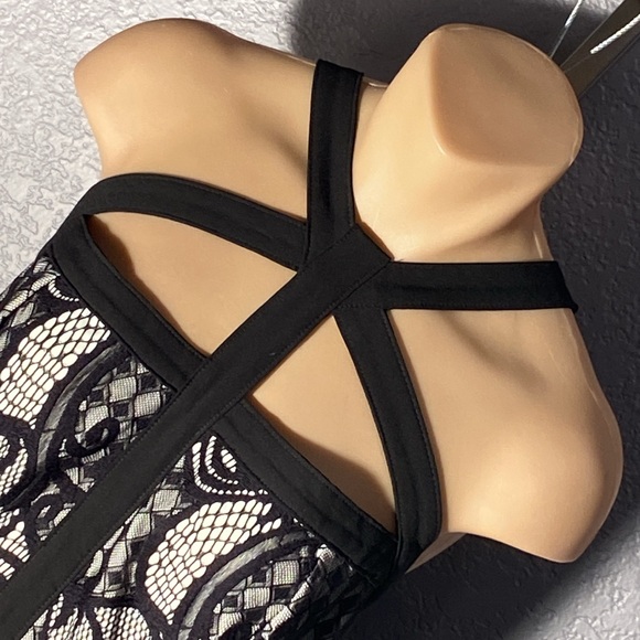 BEBE - NWT - tank: zip b/w lace halter bandaid handkerchief w peplum, lining - L - Picture 11 of 16